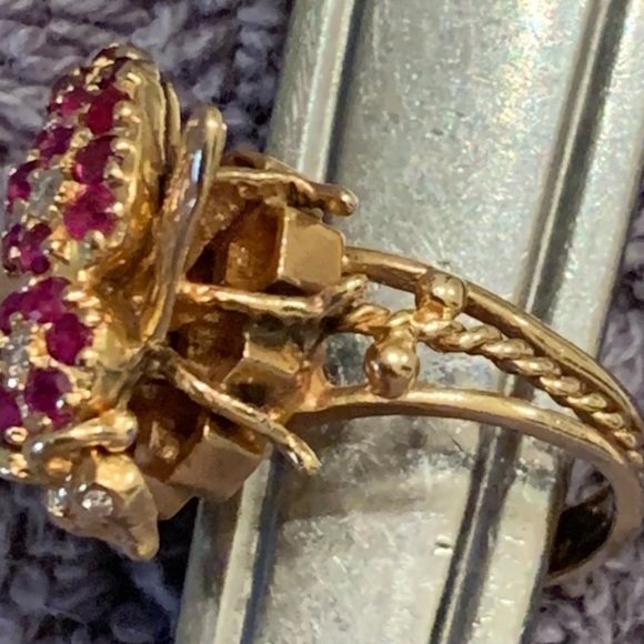 Stunning Vintage 14 KT Gold w 18 genuine rubies & 4 genuine diamonds Bee Ring - Picture 5 of 7